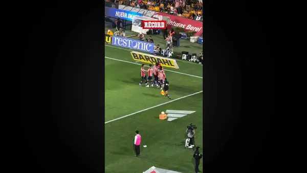 Cayó el primer gol de Chivas y todos los jugadores de Tigres reclaman una falta