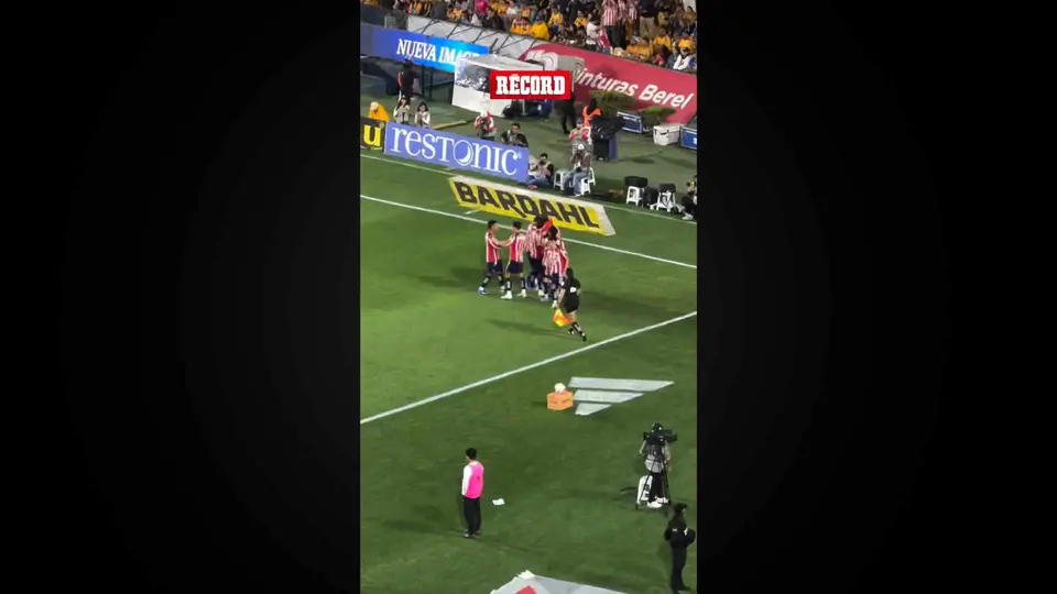 Cayó el primer gol de Chivas y todos los jugadores de Tigres reclaman una falta
