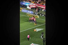 Cayó el primer gol de Chivas y todos los jugadores de Tigres reclaman una falta