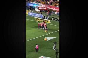 Cayó el primer gol de Chivas y todos los jugadores de Tigres reclaman una falta