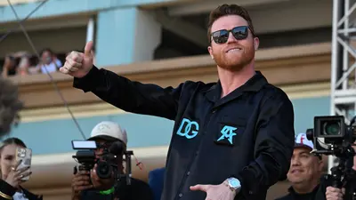 Canelo Álvarez celebra el triunfo de Jaime Munguía