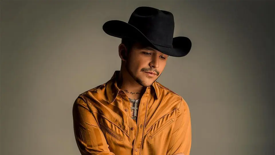 Christian Nodal registra “El Forajido” y desata batalla legal con su padre por el control de su nombre
