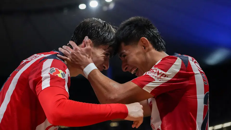 Festejo de la Hormiga con Santi Sandoval en el Chivas vs Necaxa del Apertura 2025 | Imago7