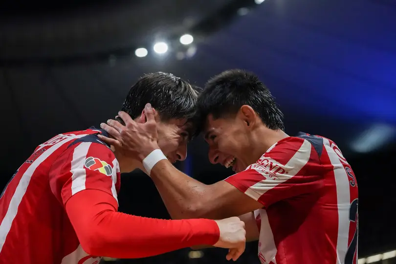 Festejo de la Hormiga con Santi Sandoval en el Chivas vs Necaxa del Apertura 2025 | Imago7