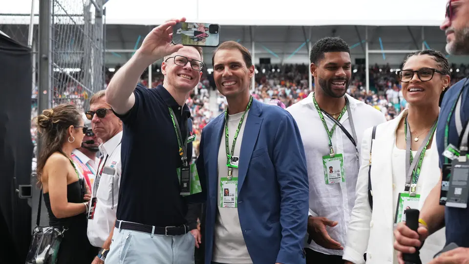 Rafael Nadal tomándose fotos con aficionados en Miami | AP