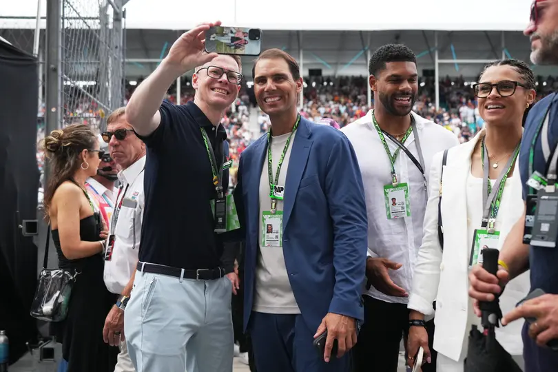 Rafael Nadal tomándose fotos con aficionados en Miami | AP