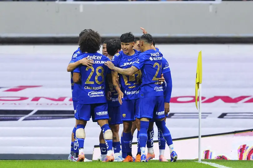 Jugadores de los Pumas celebrando su gol ante América