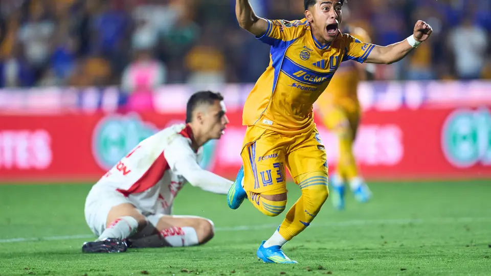 'El Chicha' Sánchez festejando su gol ante Chivas