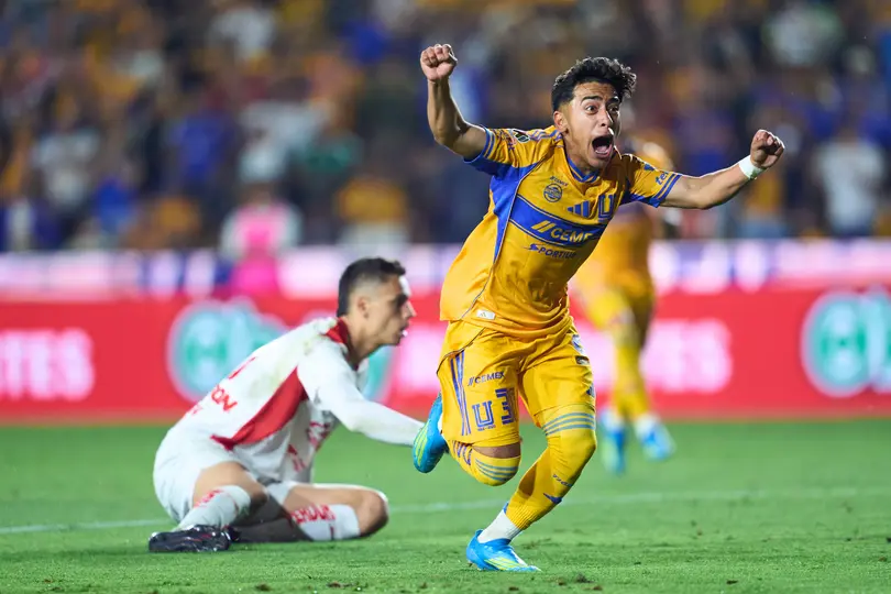 'El Chicha' Sánchez festejando su gol ante Chivas