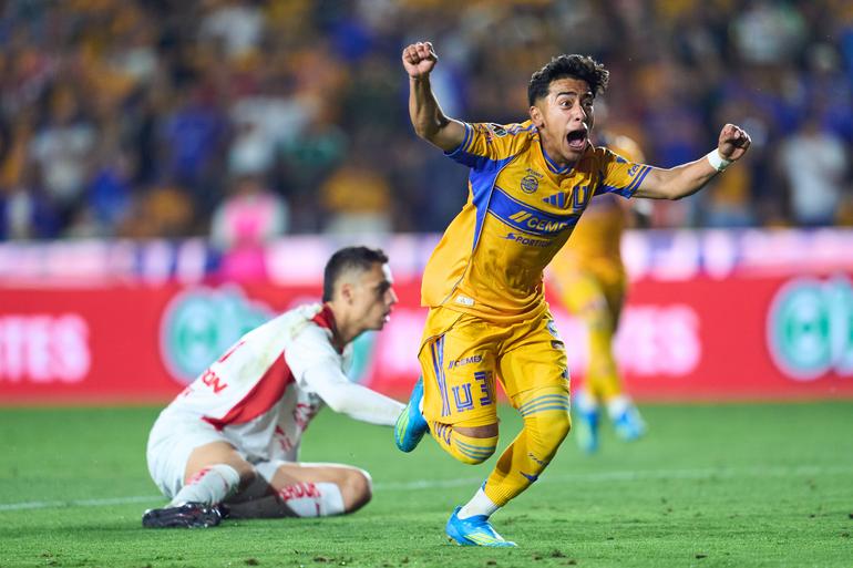 'El Chicha' Sánchez festejando su gol ante Chivas | MEXSPORT