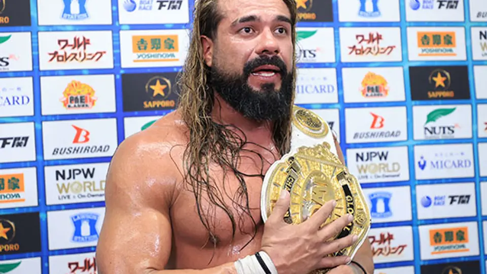 Andrade con su nuevo cinturón l X: njpw1972