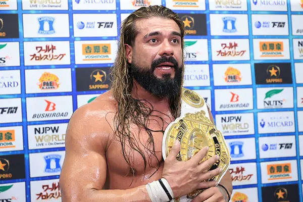 Andrade con su nuevo cinturón l X: njpw1972