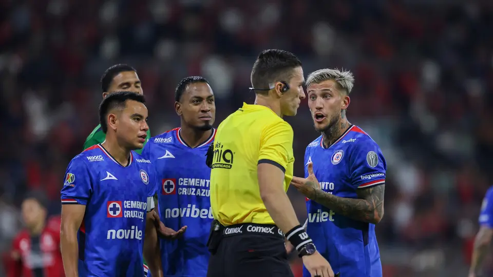 Jugadores de Cruz Azul reclamándole al árbitro | MEXSPORT