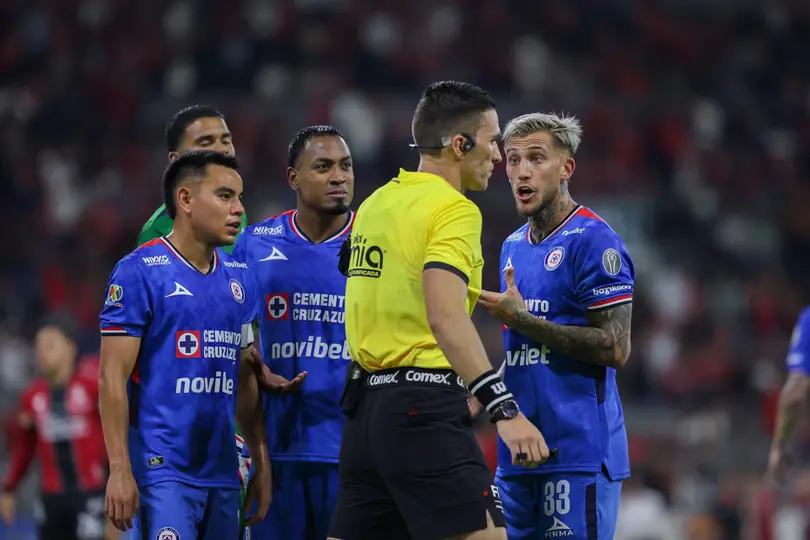 Jugadores de Cruz Azul reclamándole al árbitro | MEXSPORT
