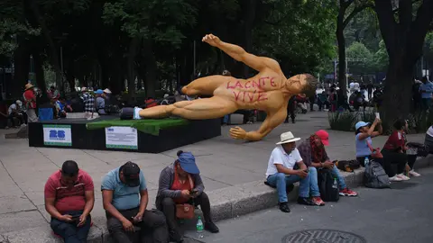 Los maestros protestaron en Paseo de la Reforma, a una semana del inicio del Mundial 2026 | AP