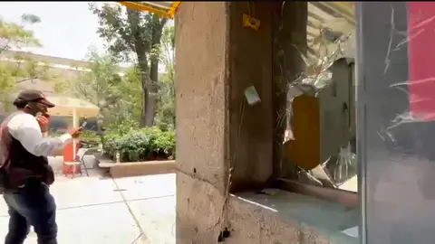 Cristales rotos, pintas y daños materiales fueron reportados tras los incidentes en la Secretaría de Educación Pública./ Captura de pantalla