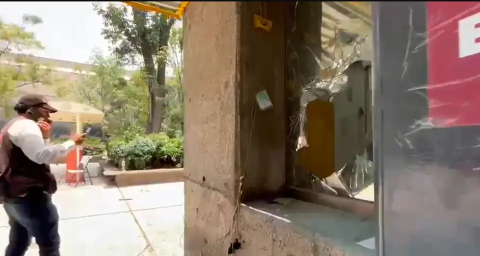 Cristales rotos, pintas y daños materiales fueron reportados tras los incidentes en la Secretaría de Educación Pública./ Captura de pantalla