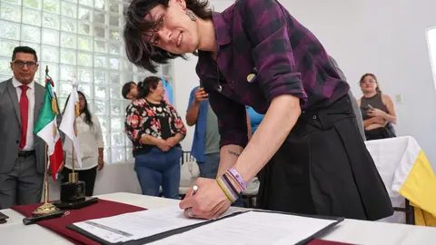 La entrega de la documentación oficial se realizó en la Oficialía Número 1 del Registro Civil de Toluca, marcando un precedente en la entidad./ FB