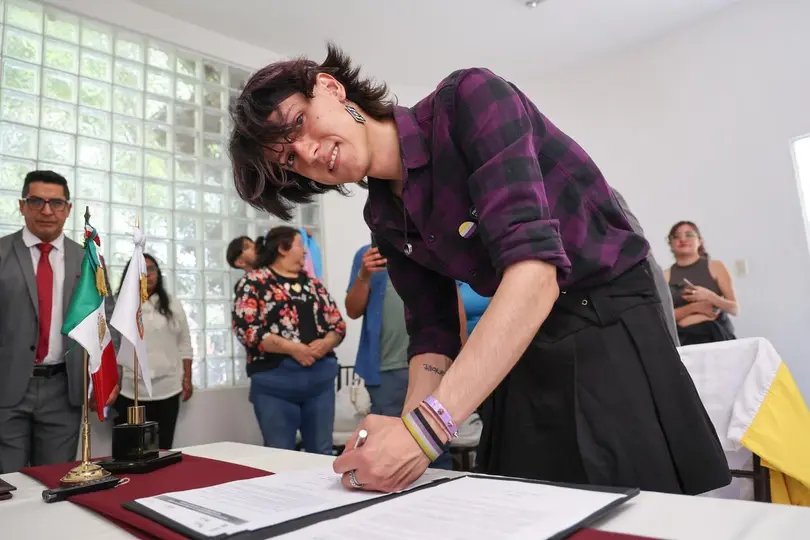La entrega de la documentación oficial se realizó en la Oficialía Número 1 del Registro Civil de Toluca, marcando un precedente en la entidad./ FB