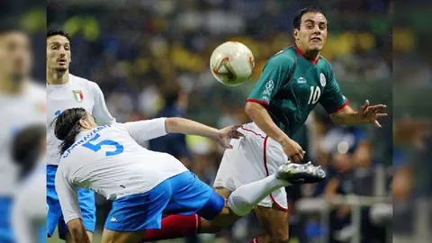 Cuauhtémoc Blanco en el partido contra Italia, en Corea-Japón 2002. l AFP