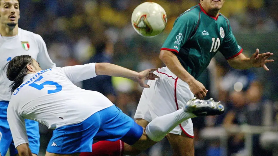 Cuauhtémoc Blanco, en el duelo contra Italia, en Corea-Japón 2002. l AFP