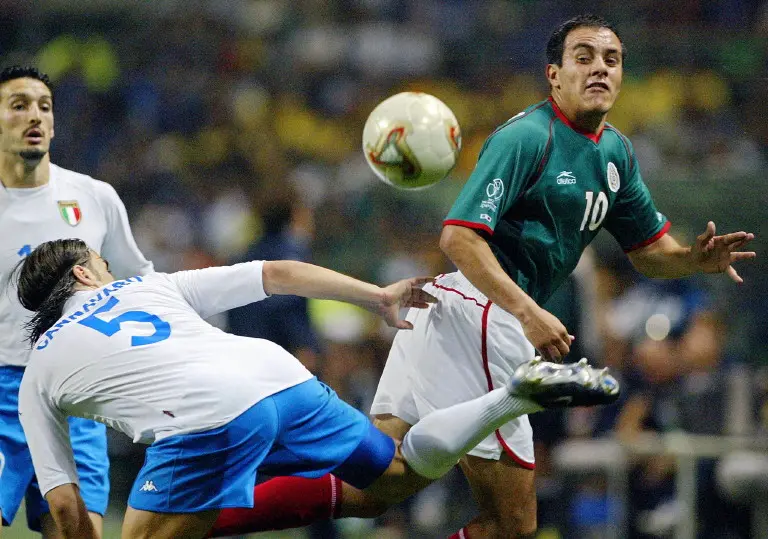 Cuauhtémoc Blanco, en el duelo contra Italia, en Corea-Japón 2002. l AFP