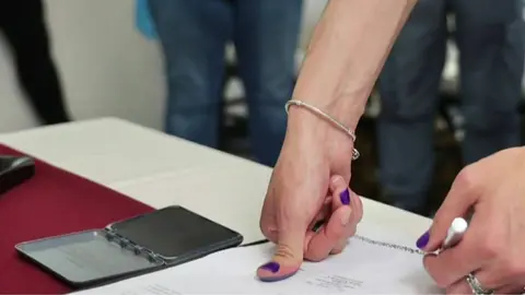 Autoridades del Registro Civil del Estado de México encabezaron el acto que formalizó el reconocimiento legal de una persona no binaria./ N