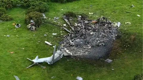 VIDEO: Helicóptero militar británico se desploma durante operativo; mueren tres marinos