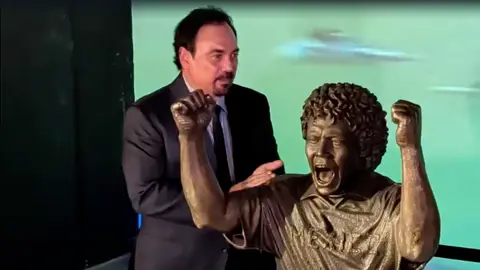 Hugo Sánchez con su busto | RENÉ TOVAR