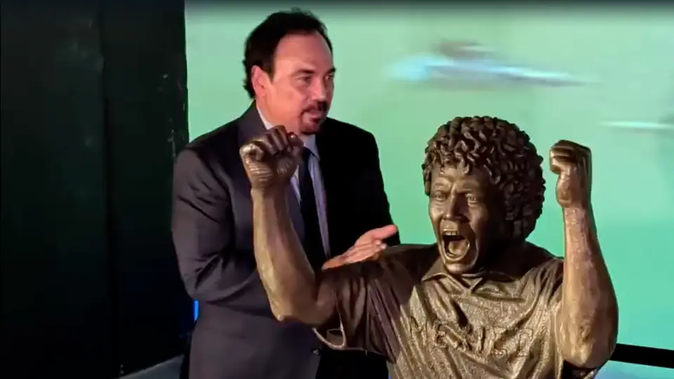 Hugo Sánchez con su busto | RENÉ TOVAR