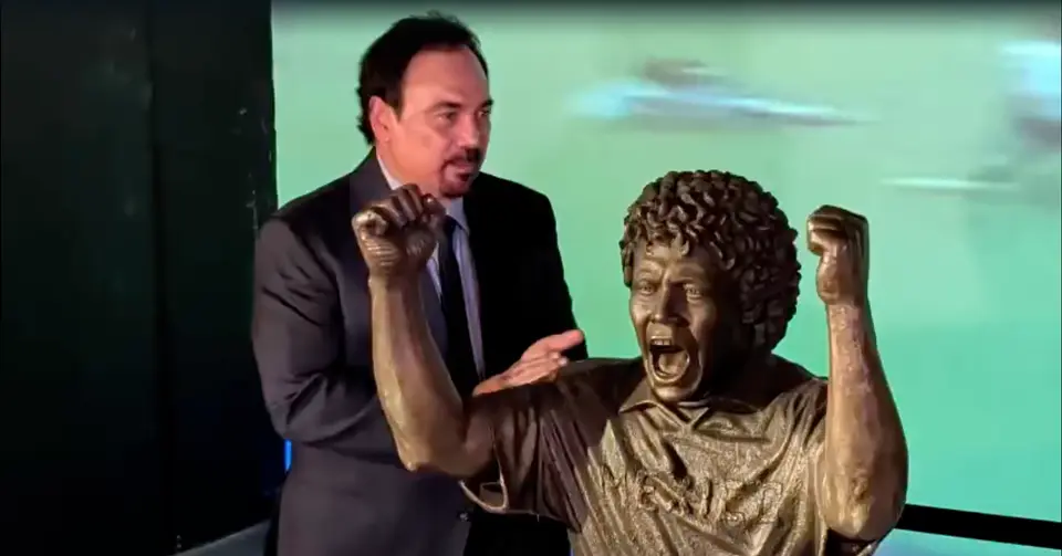 Hugo Sánchez con su busto | RENÉ TOVAR