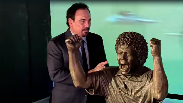 Hugo Sánchez con su busto | RENÉ TOVAR