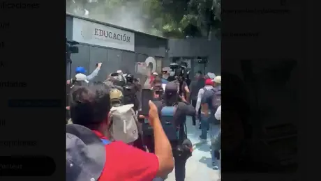 CNTE irrumpe en instalaciones de la SEP en CDMX; manifestantes causan destrozos