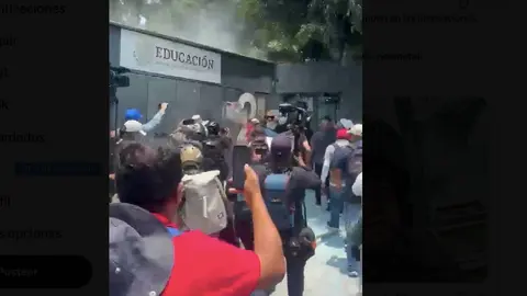 CNTE irrumpe en instalaciones de la SEP en CDMX; manifestantes causan destrozos