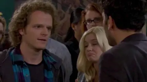 Nick Pasqual, actor que participó en la popular serie How I Met Your Mother, fue sentenciado a 32 años de prisión. / RS