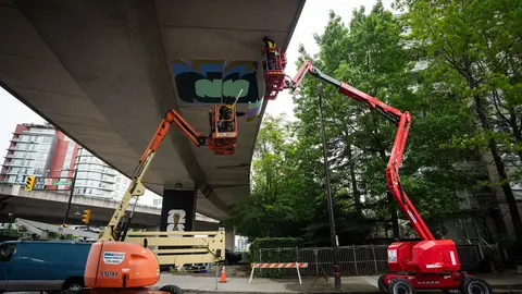 Trabajadores colocan publicidad de la FIFA alrededor del Estadio Vancouver previo a la Copa del Mundo 2026 | AP