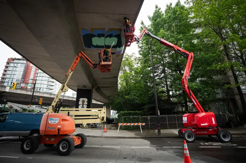 Trabajadores colocan publicidad de la FIFA alrededor del Estadio Vancouver previo a la Copa del Mundo 2026 | AP