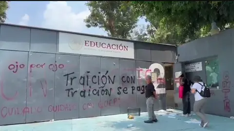 La protesta de la CNTE registró momentos de tensión frente a las instalaciones de la SEP en Avenida Universidad./ Captura de pantalla
