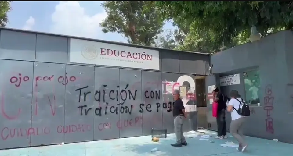 La protesta de la CNTE registró momentos de tensión frente a las instalaciones de la SEP en Avenida Universidad./ Captura de pantalla
