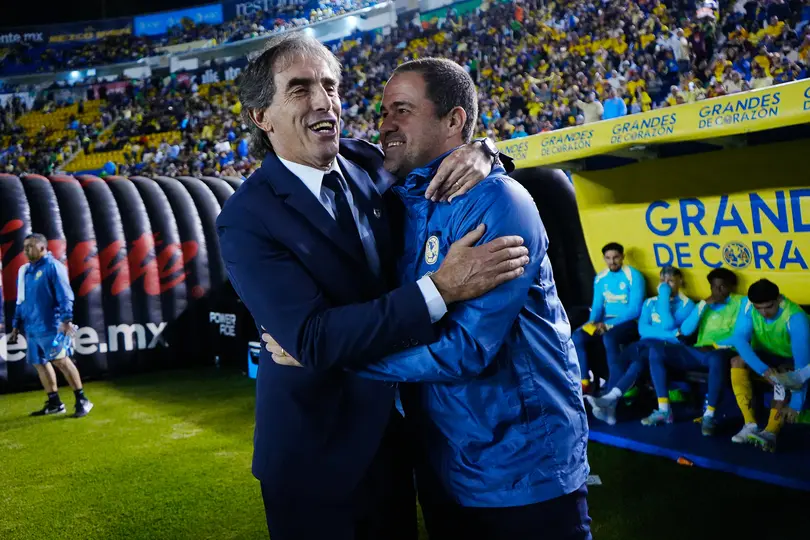 Guillermo Almada y André Jardine en partido de la Liga MX | IMAGO 7
