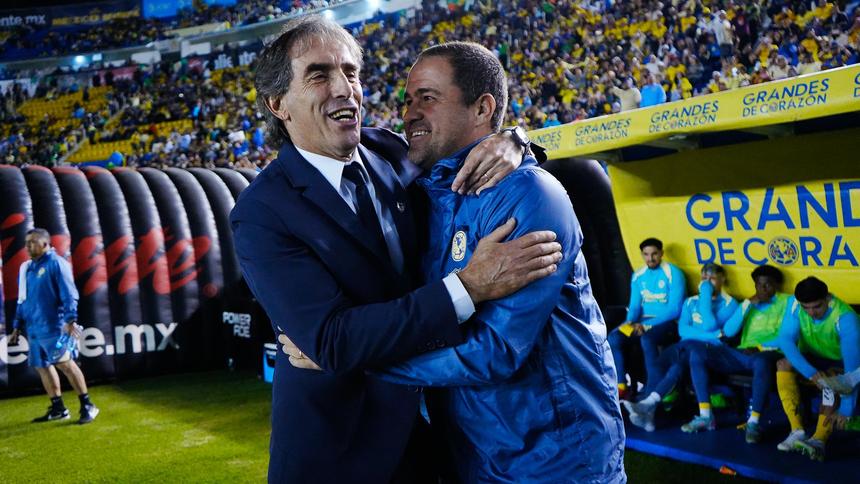 Guillermo Almada y André Jardine en partido de la Liga MX | IMAGO 7