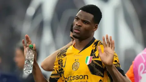 Denzel Dumfries en un juego con Inter | AP