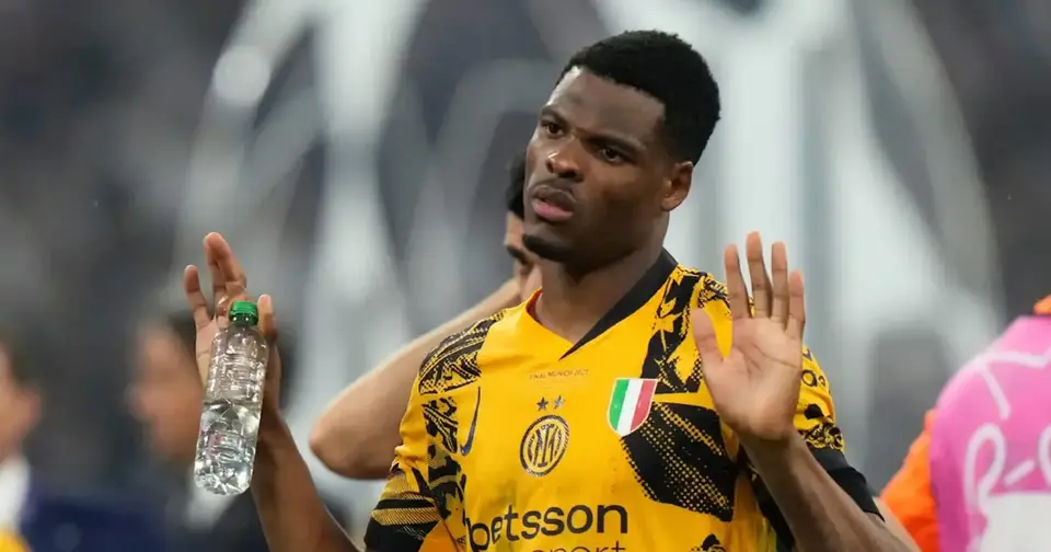 Denzel Dumfries en un juego con Inter | AP