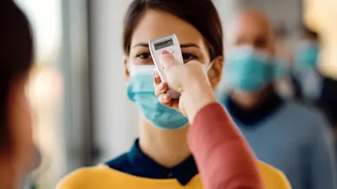 Las autoridades sanitarias se están preparando en caso de que ébola llegue al territorio mexicano / Magnific