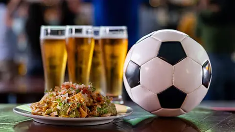 Bares y restaurantes deberán cumplir con las reglas de la FIFA para evitar multas durante el Mundial 2026. / iStock