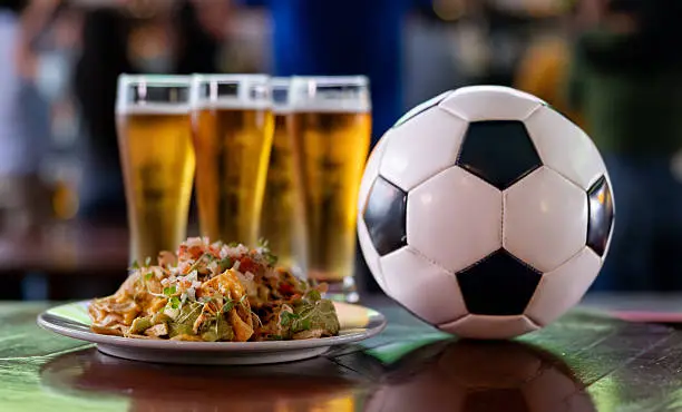 Bares y restaurantes deberán cumplir con las reglas de la FIFA para evitar multas durante el Mundial 2026. / iStock