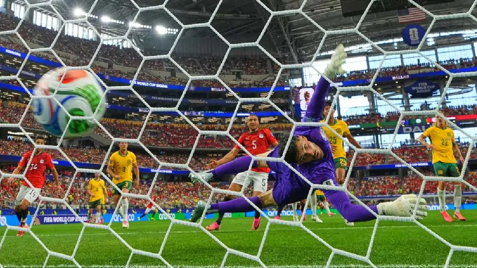 Patrick Beach tras el gol de Emam Ashour | AP
