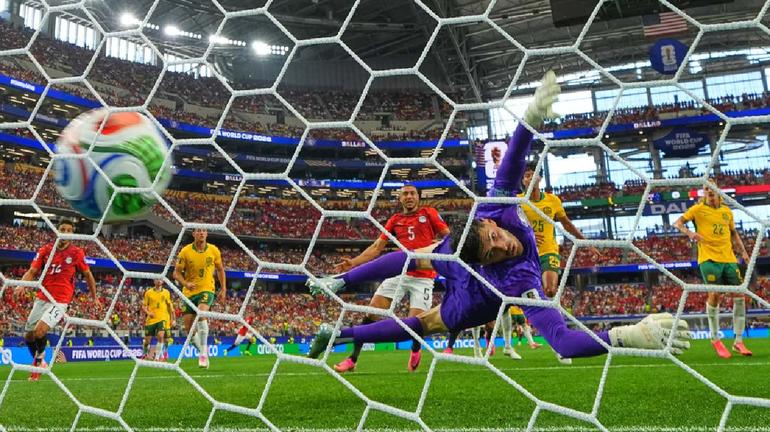 Patrick Beach tras el gol de Emam Ashour | AP