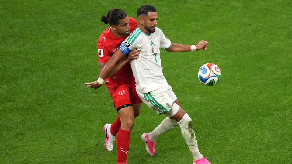 Ricardo Rodríguezde Suiza con Riyad Mahrez de Argelia | AP