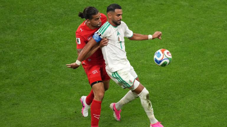 Ricardo Rodríguezde Suiza con Riyad Mahrez de Argelia | AP